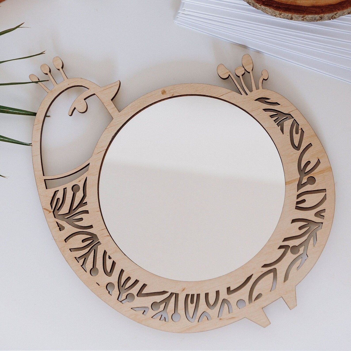 дзеркало у вітальню,
 Дзеркала для вітальні,
дзеркало у спальню, 
дзеркало в дерев'яній рамі, 
дзеркало на стіну, 
дзеркало підвісне, 
дзеркало з квітковим орнаментом,