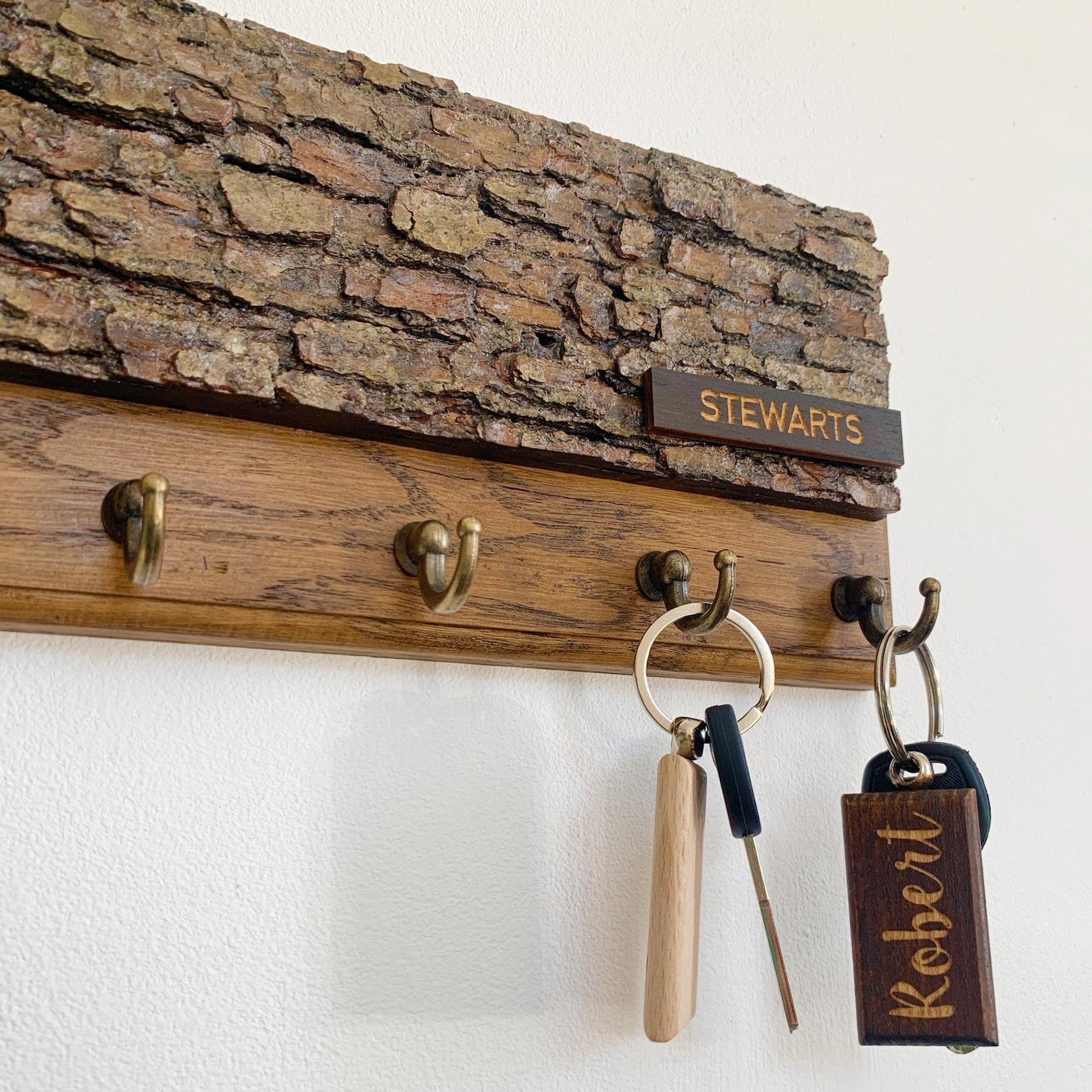 ключниця настінна дерев'яна Кора
ключниця дерев'яна
Дерев’яний тримач для ключів
Вішалка для ключів