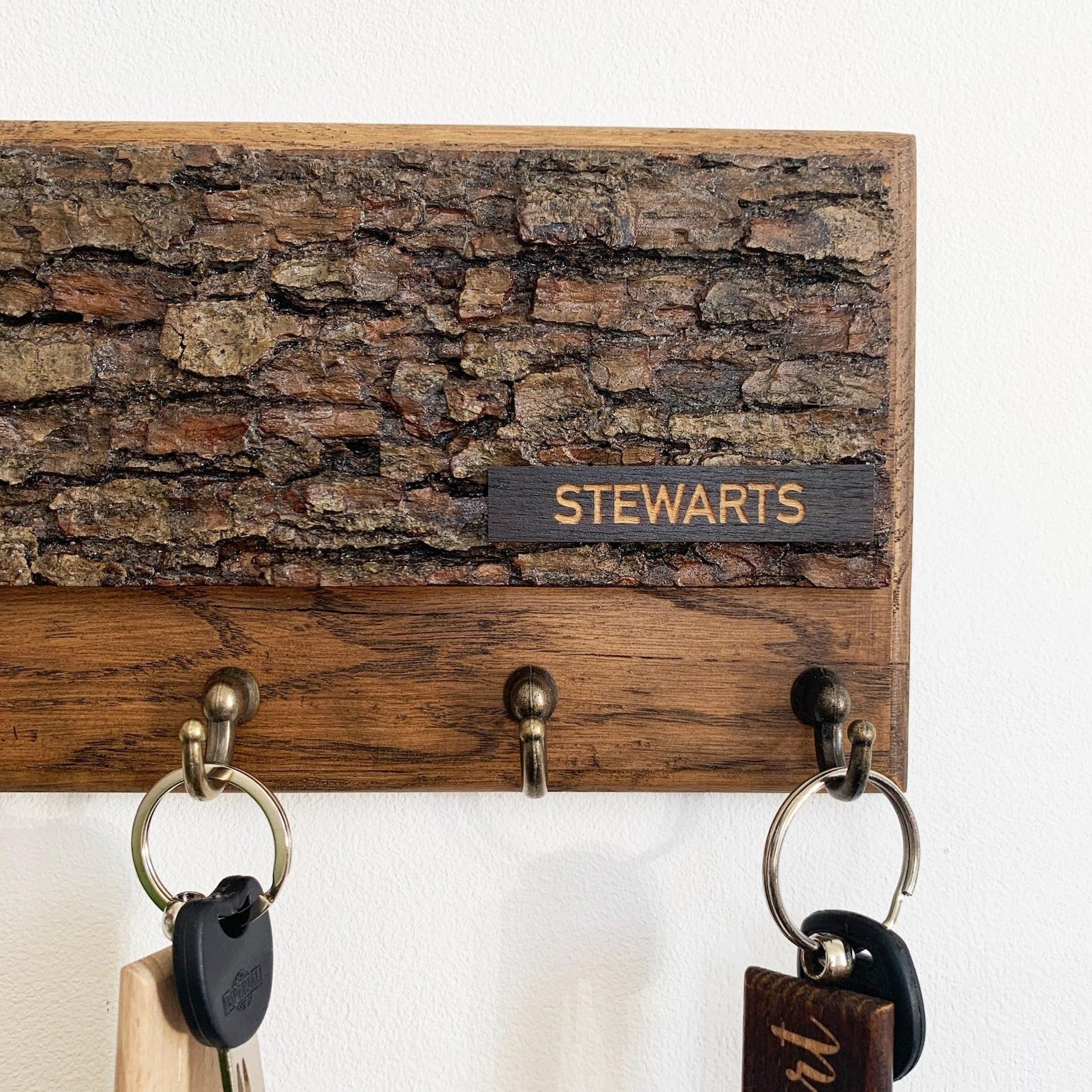 Ключниця з корою Ключниця настінна з прізвищем
ящики для ключів
ключниця, в коридор
Настінна ключниця
Епіцентр ключниця