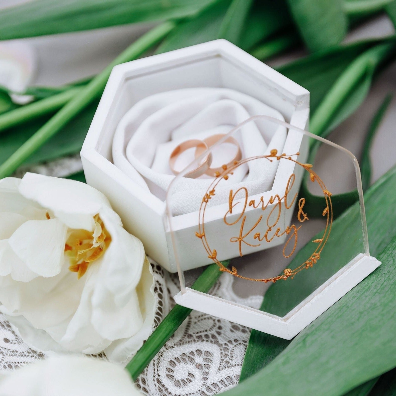 Біла дерев’яна шкатулка для обручок